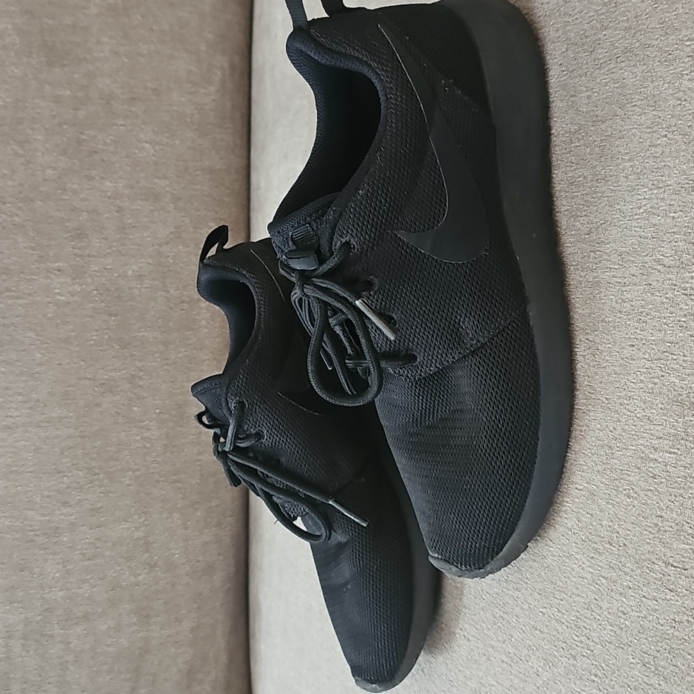 NIKE Roshe Size 5.5 Black On Black